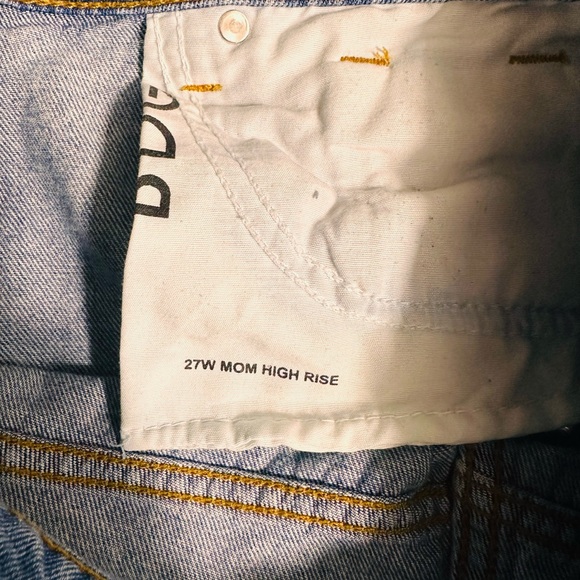 BDG URBAN OUTFITTER MOM HIGH RISE DESTROYED STRAIGHT LEG  LIGHT WASH JEA… - Picture 8 of 10